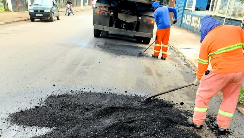 Prefeitura realiza operação permanente de tapa-buracos em Pará de Minas