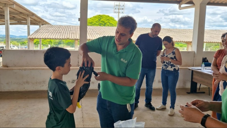 Parceria entre IMA e Secretaria Municipal de Educação ensina estudantes sobre a importância das abelhas para a natureza